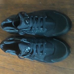 Black Nike huarache size 7y